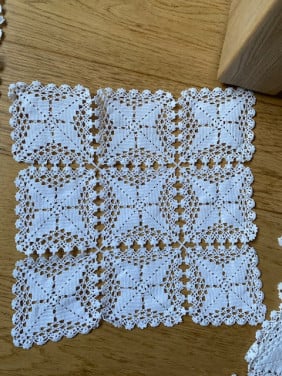 Diverse zeer fijn hand-gehaakte kleedjes