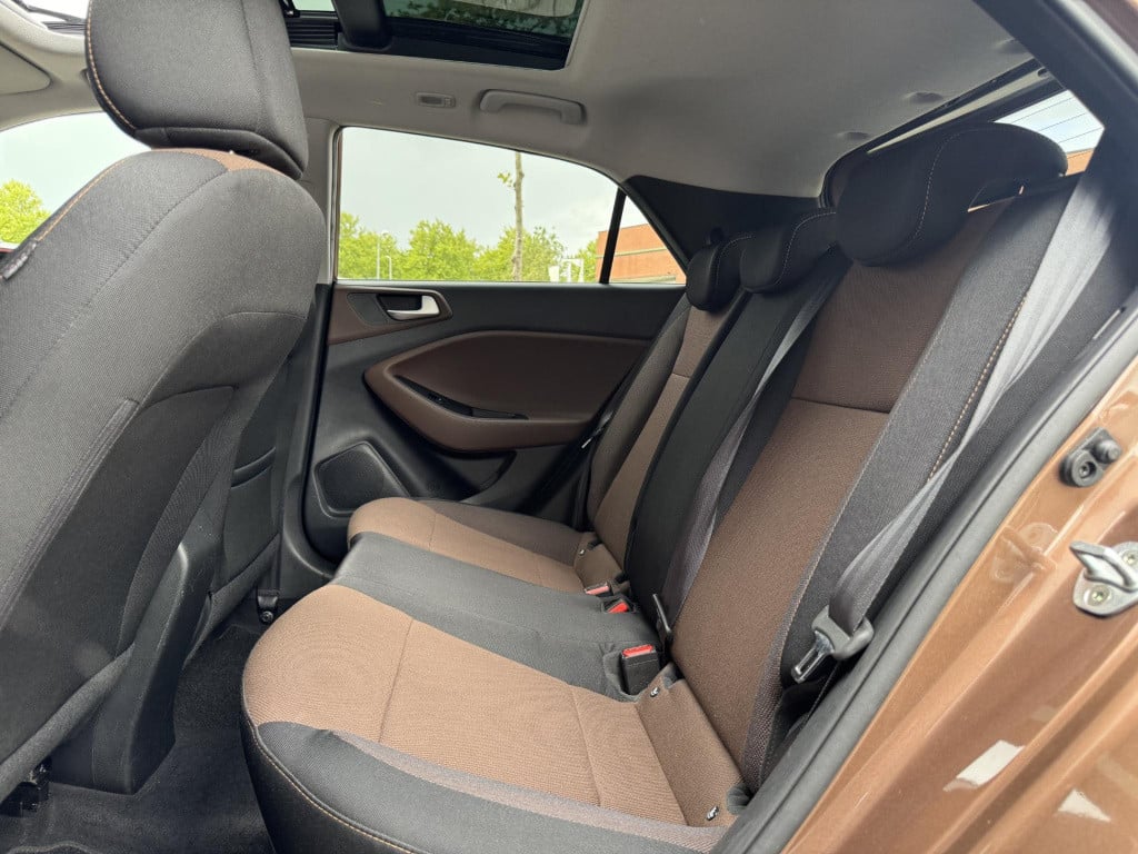 Hyundai I 20 1.2 hp i-motion premium | panoramadak | cruise & climate contr