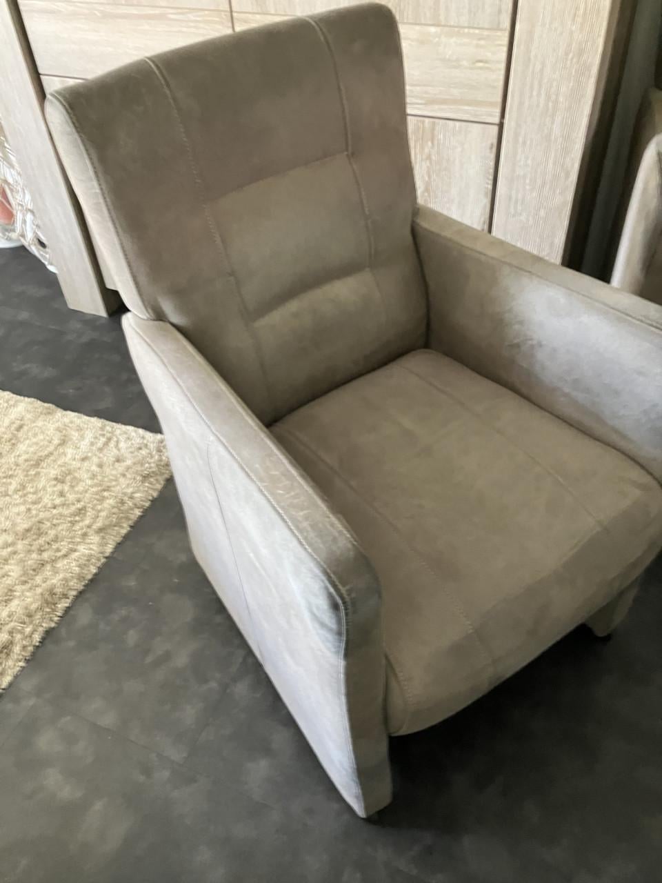 Te koop 4 eetkamerstoelen met wieltjes