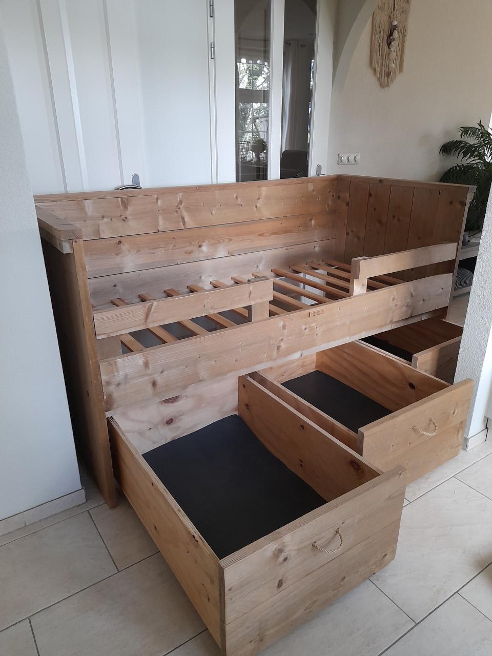 Van Londen steiger houten bed 90 x 200 met 3 laden (in goede nette staat )