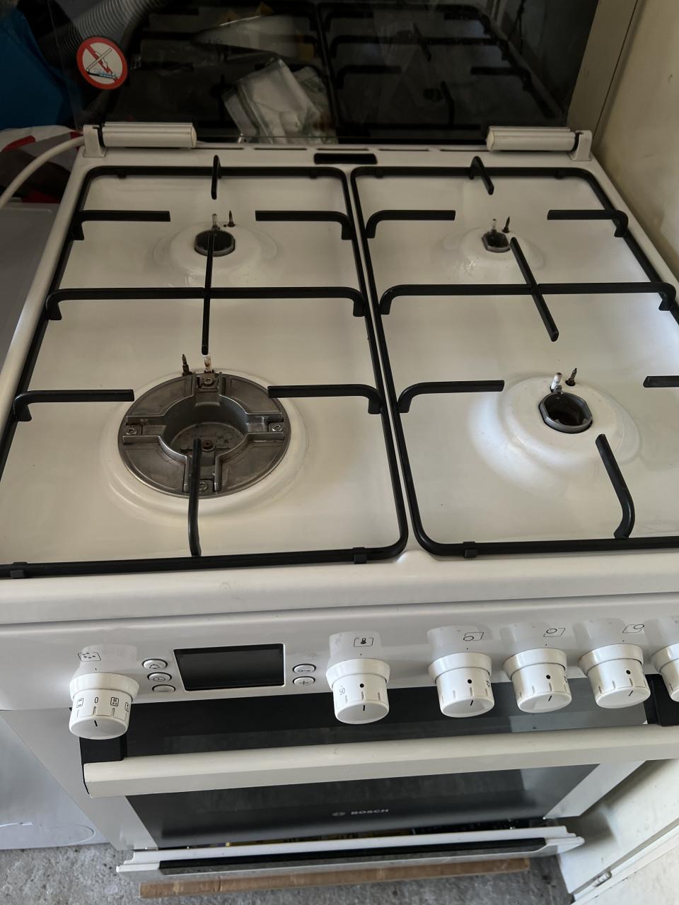 Bosch gasfornuis met elektrisch 3D hetelucht oven 85x60 cm.