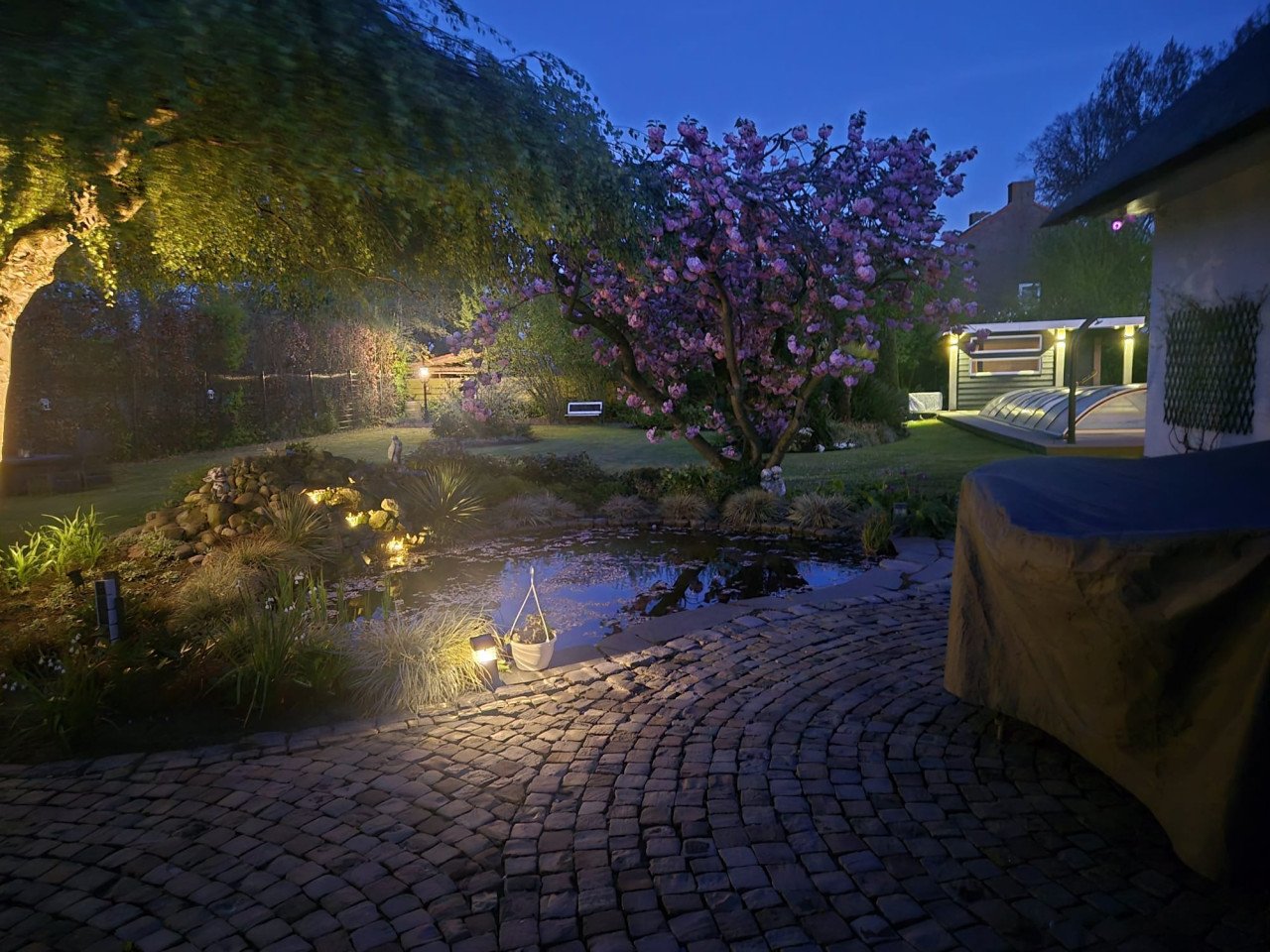 Rietgedekte villa met een overdekt zwembad.