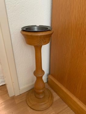 Tinnen asbak op voet