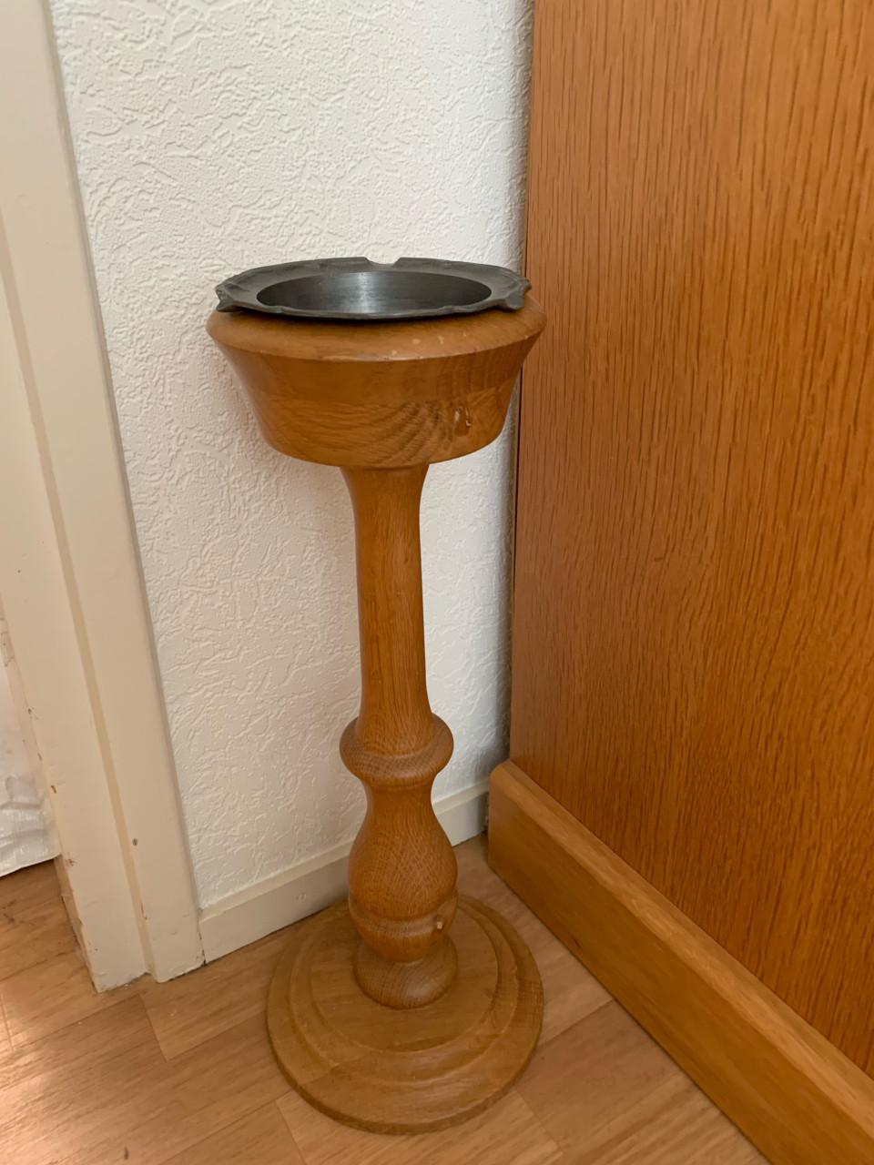 Tinnen asbak op voet