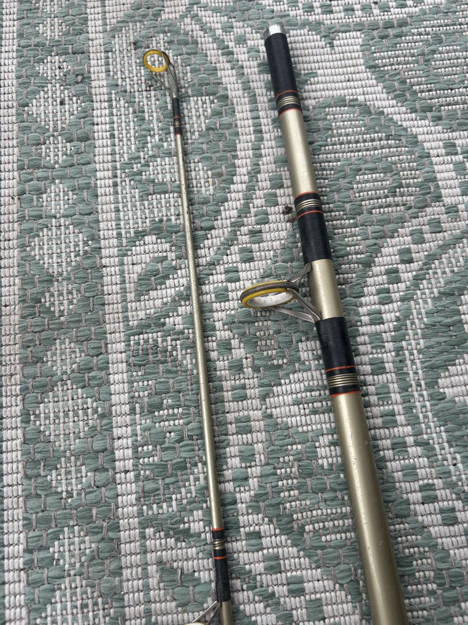 Te koop twee wat oudere zeehengels lang 390 cm in goede staat