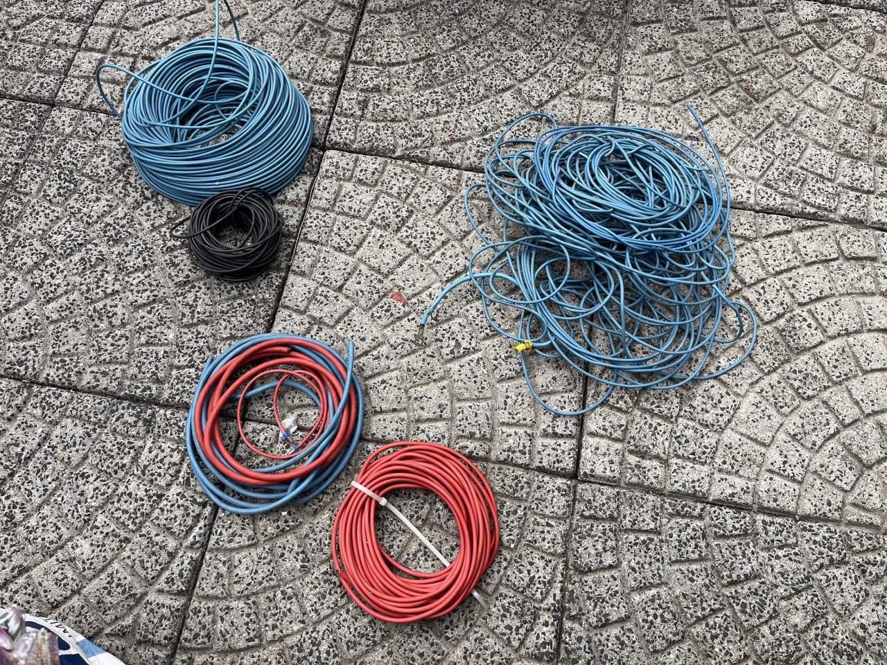 Installatiedraad met harde kern en bundeldraad. Accudraad