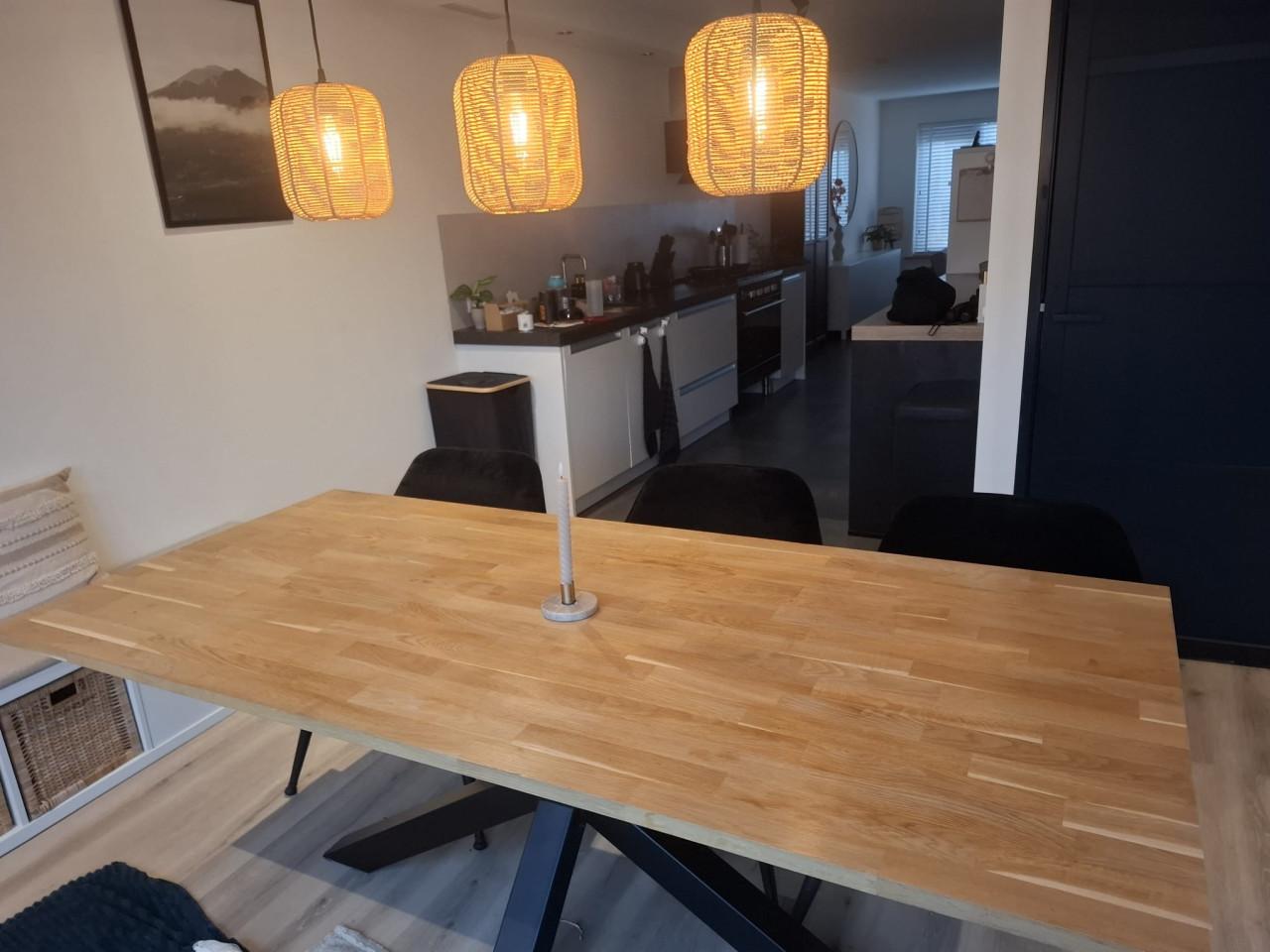 Eettafel eiken met zwarte stalen poot