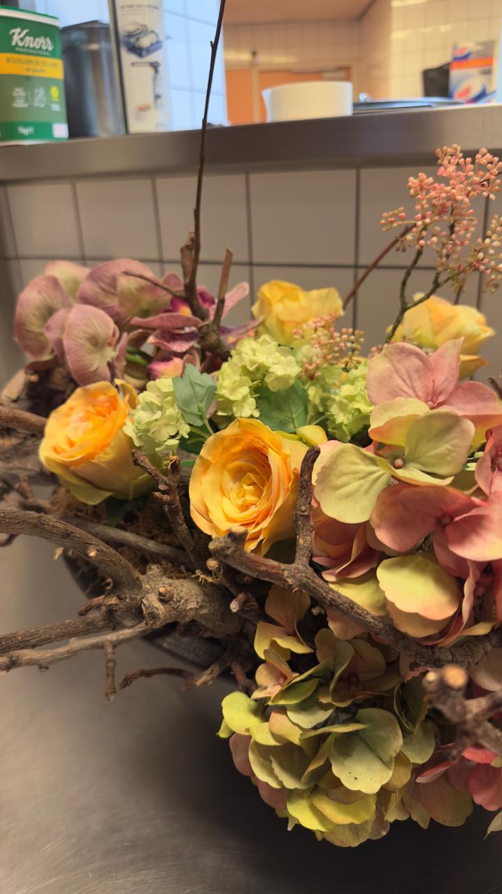 Zwarte vaas met net bloemenboeket