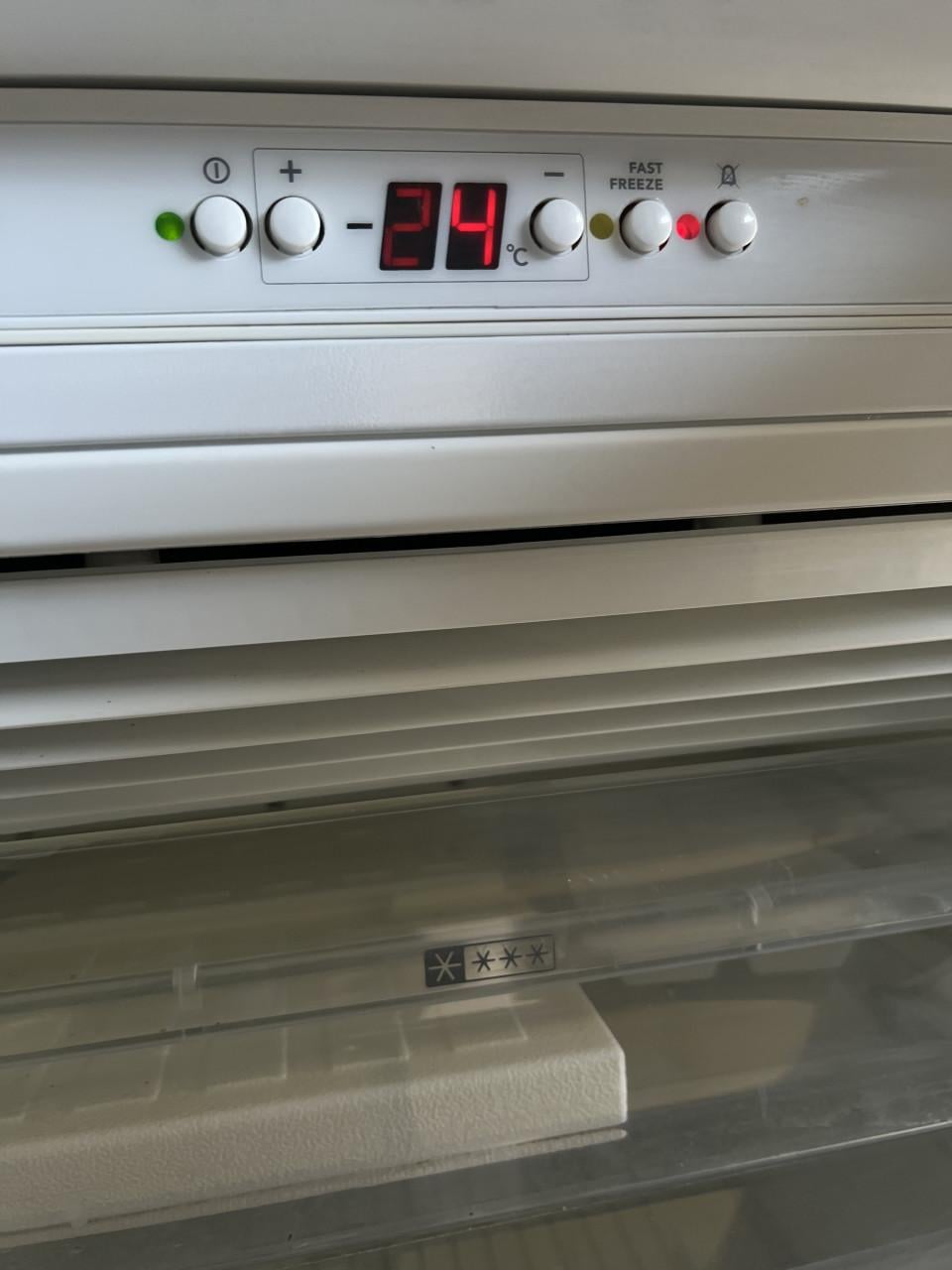 ATAG inbouw Nofrost vrieskast 102x54 cm. Inhoud vriezer 110 liter