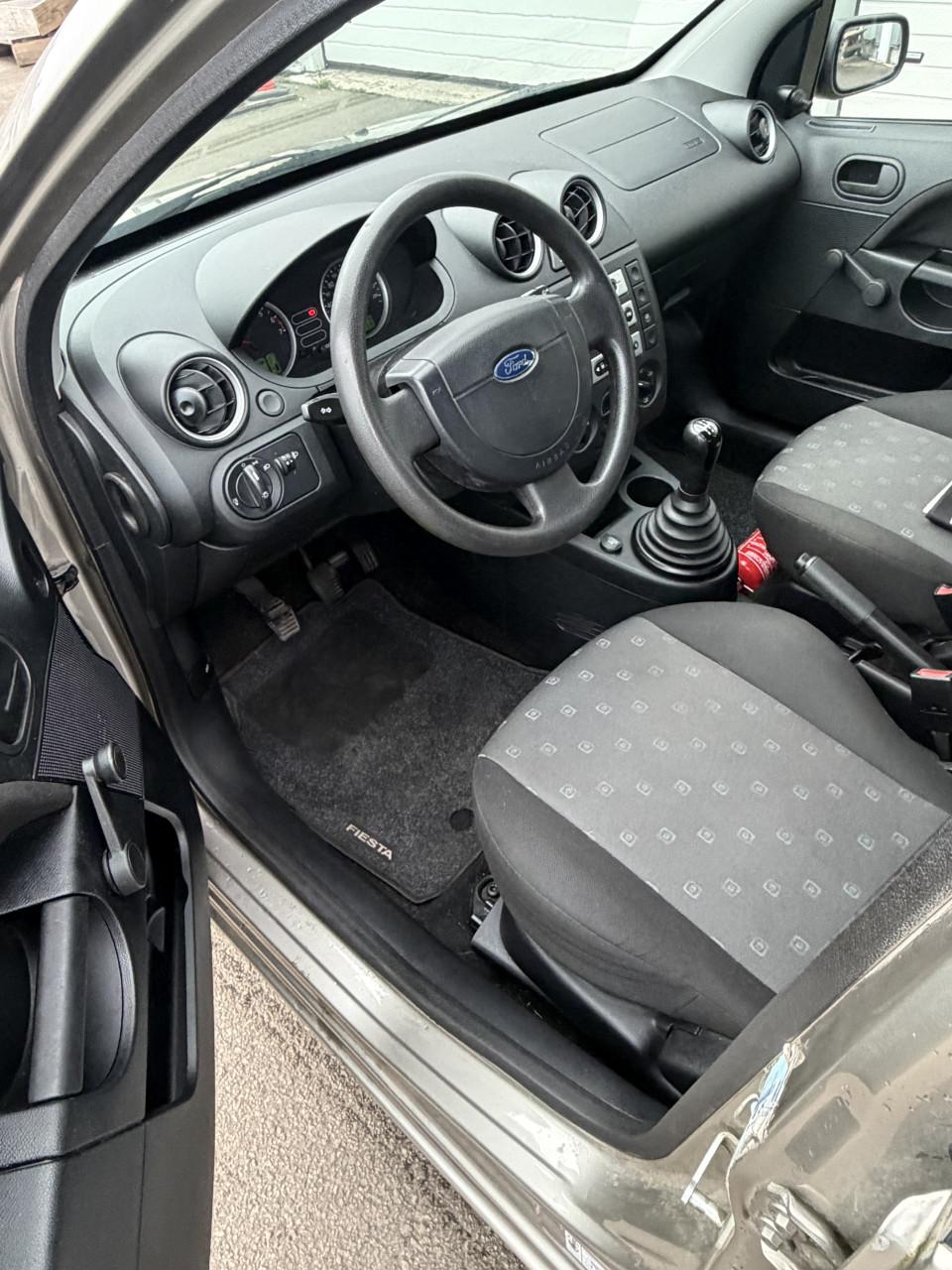 Ford Fiesta 1.3i Ambiente 5 deus ! ! !