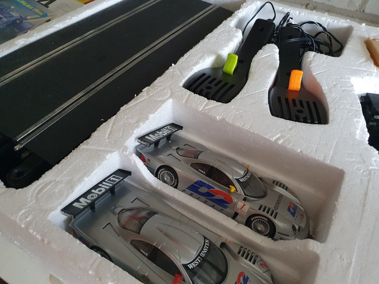 Scalextric Le Mans 24hr racebaan met 2x Mercedes CLK GT1