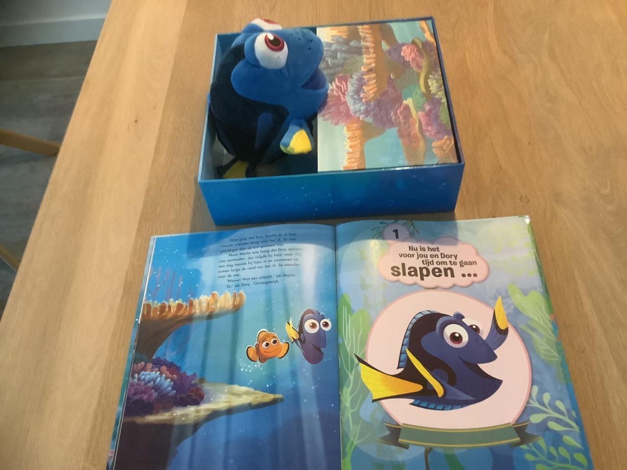 Nieuwe grote Disney Knuffel Finding Dory + Boek, in geschenkdoos