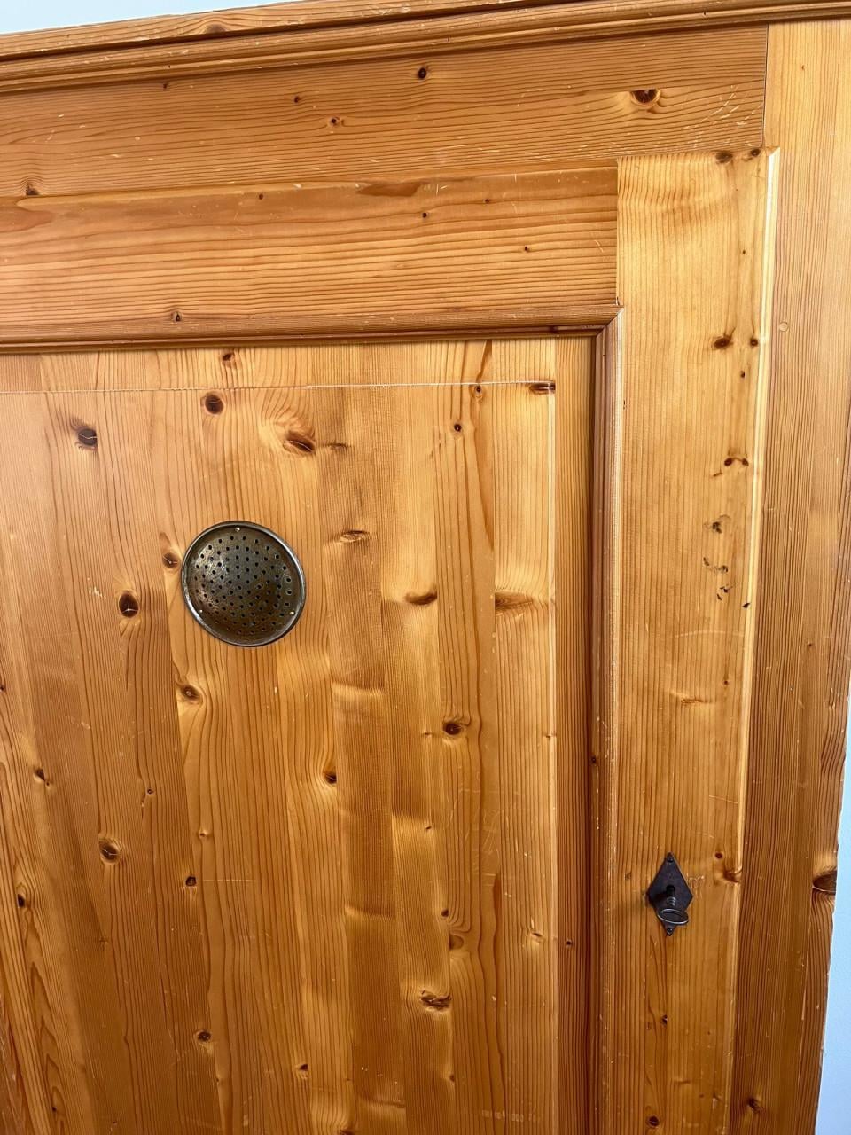 Massief grenen blank gelakte Spek kast in uitstekende staat handgemaakt