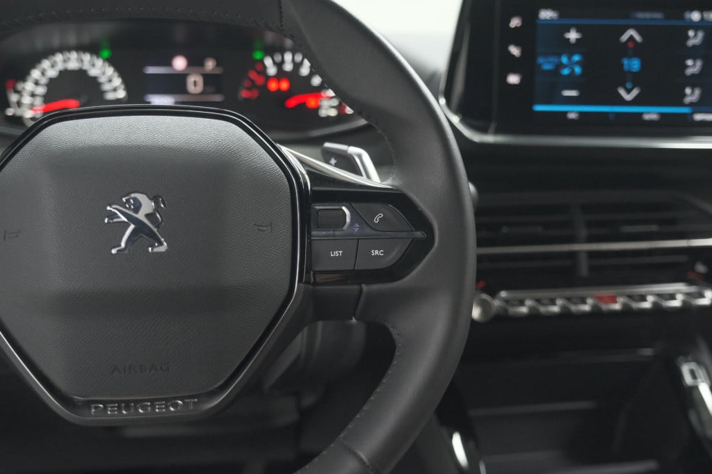 Peugeot 2008 puretech 130 eat8 active pack | parkeersensoren | apple carpla