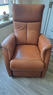 Cognac-kleurige “Prominent” sta-op en relax fauteuil