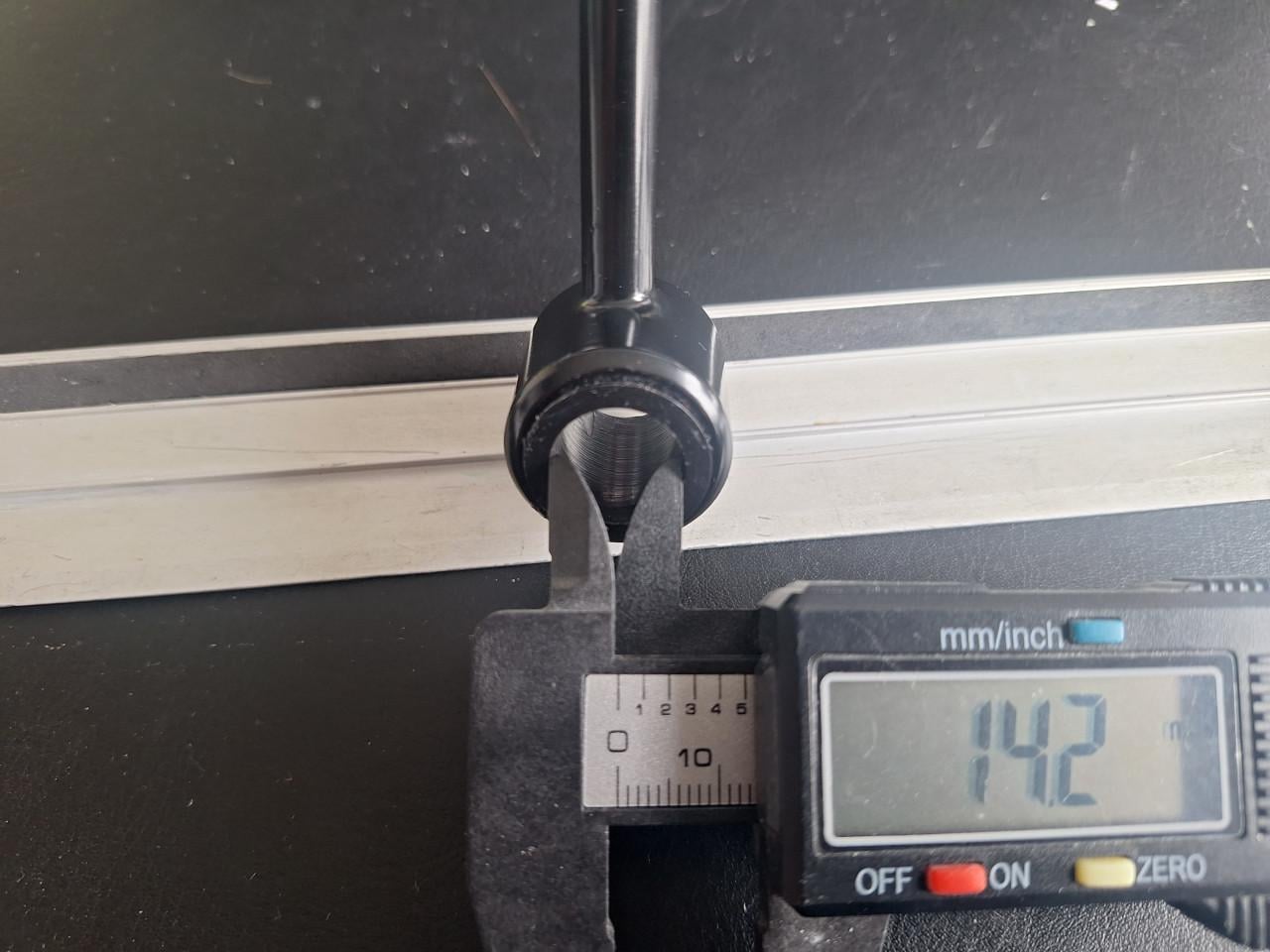 Te koop: kledinghanger voor in de auto