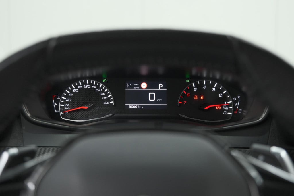 Peugeot 2008 puretech 130 eat8 allure | parkeersensoren | navigatie | apple