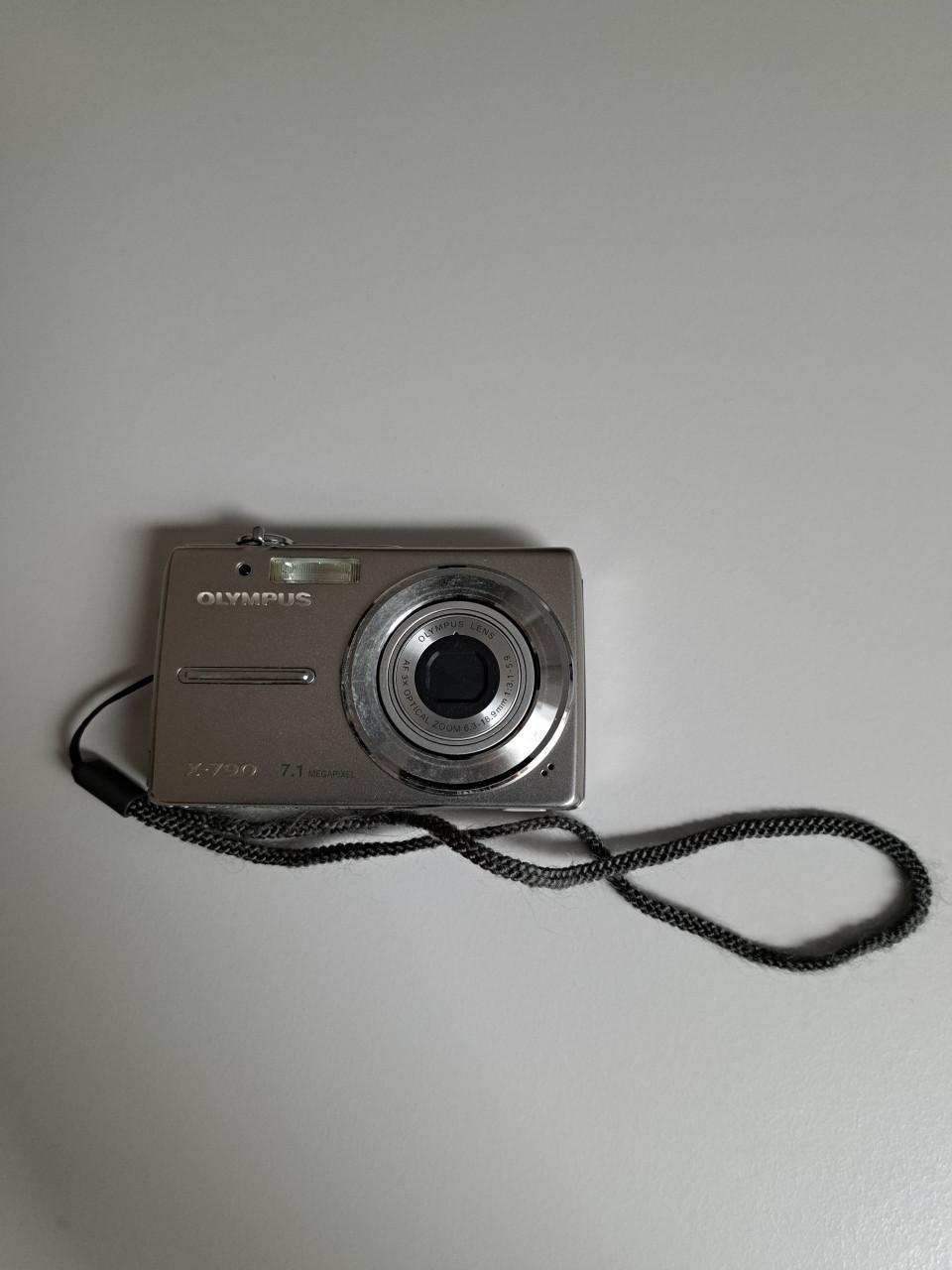 De Olympus X-790 is een robuuste, waterdichte 7.1 megapixel compact camera.