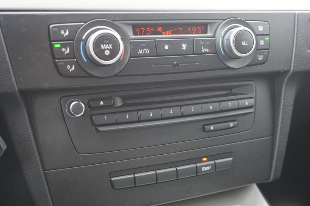 BMW 3-serie 316i business line airco / navi / cruise / carplay / parkeers. 