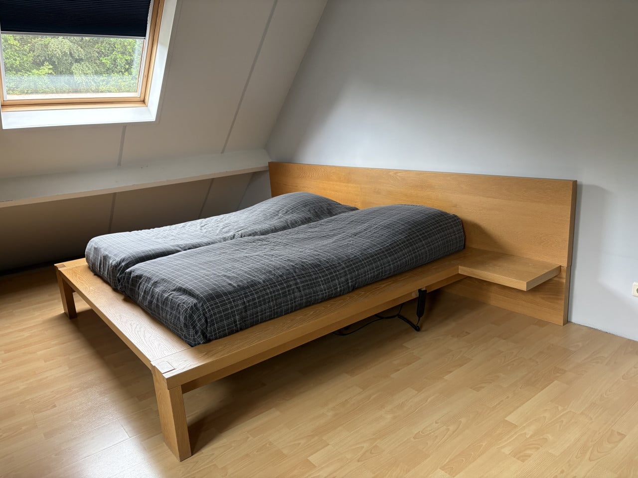 2p. Bed 180x200(massief beuken) incl. Electrisch verstelbare lattenbodems