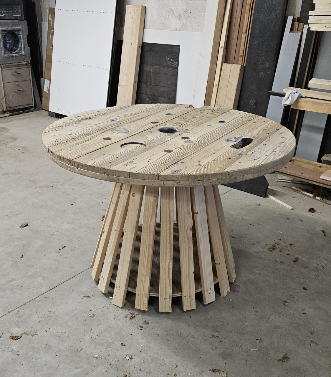 Houten tafels te huur