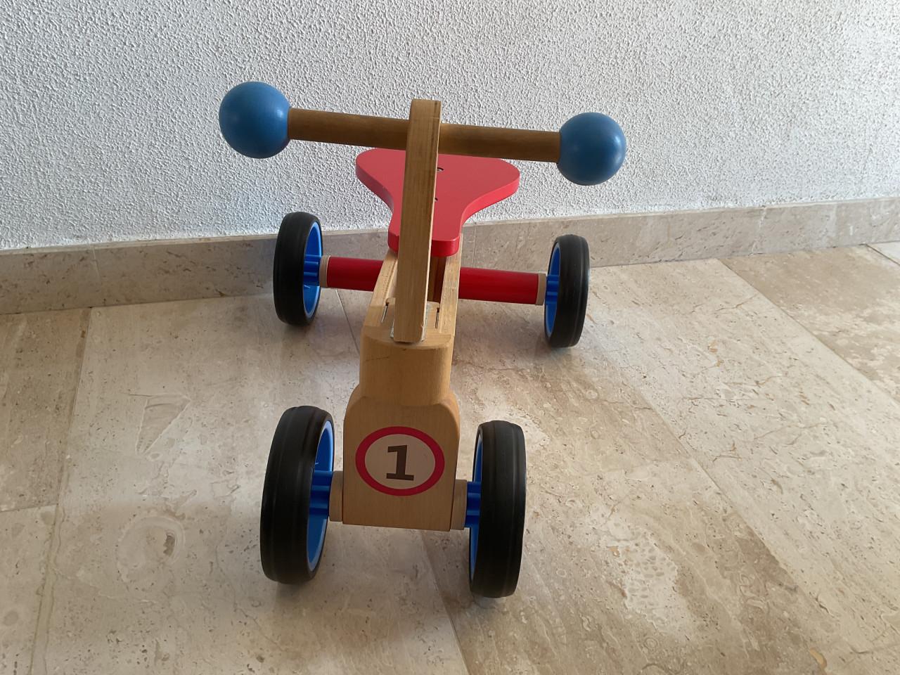 Houten loopfietsje