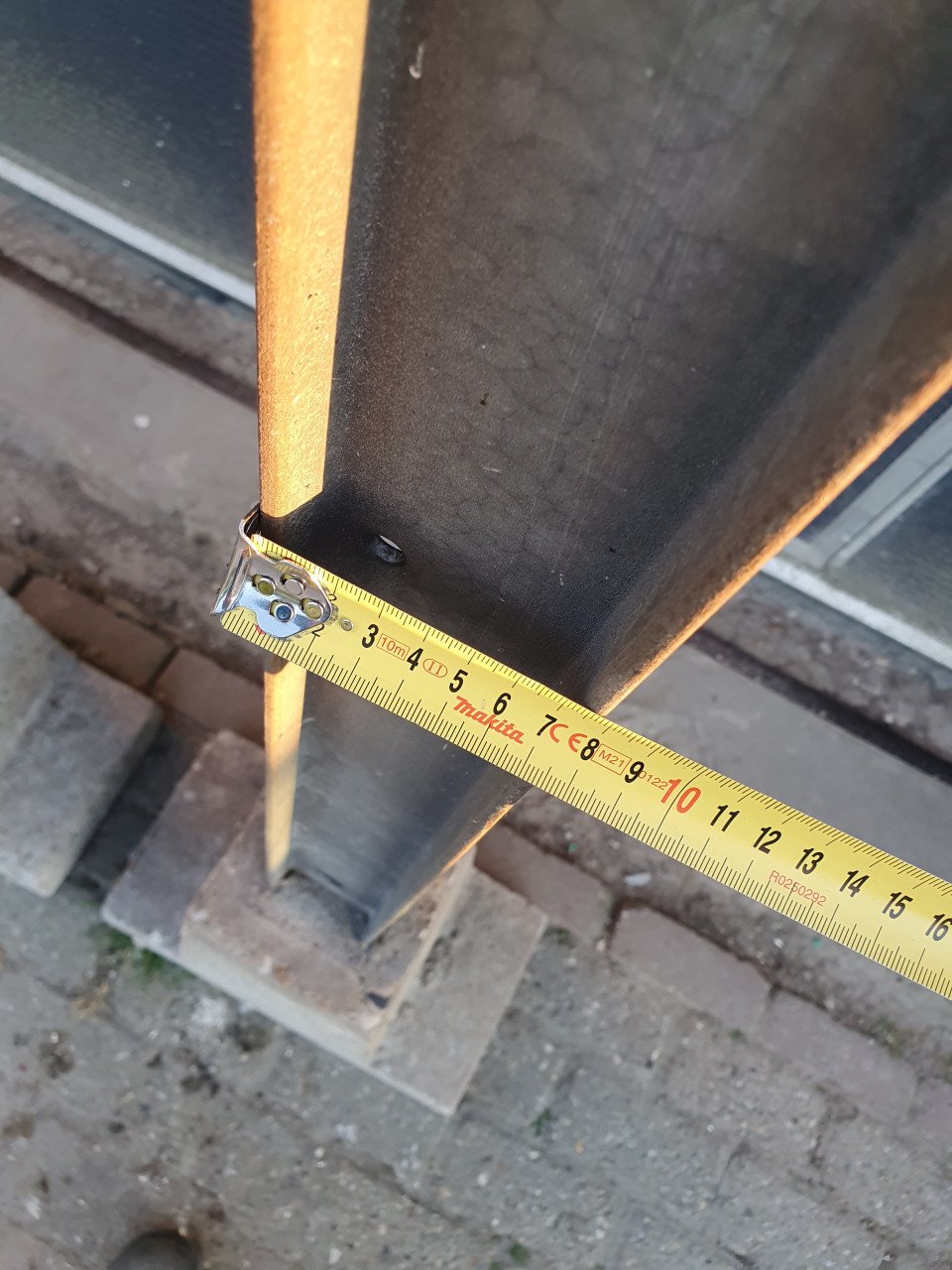 2x Betonpoer met H-profiel voor hek, poort, schutting of volkstuin.