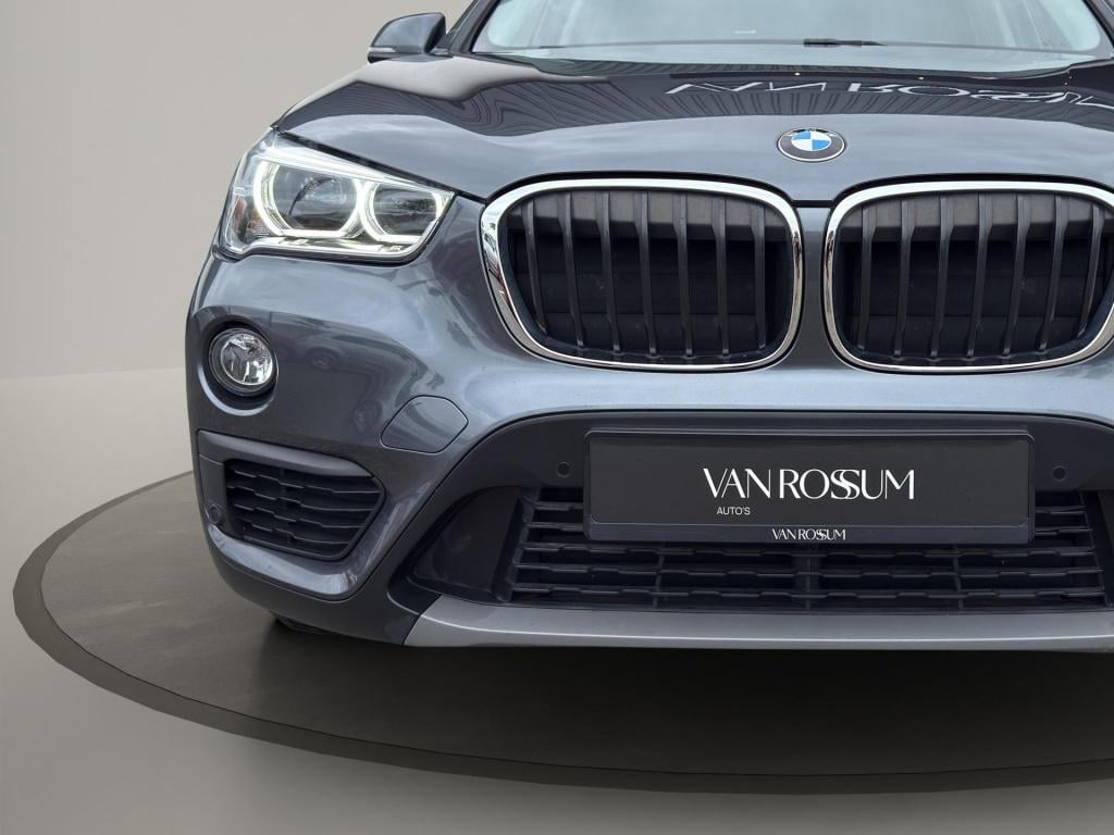 BMW X1 sdrive18i executive | verwarmde sportstoelen | camera | led | trekha