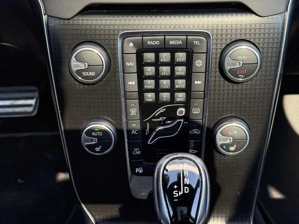 Volvo V40 t3 153pk aut6 polar+ sport| panodak| camera| h&k sound| keyless|