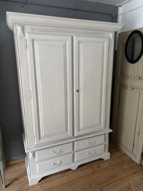 Grote kast met 2 deuren en 4 laadjes