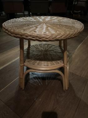 Rieten bijzet tafeltje