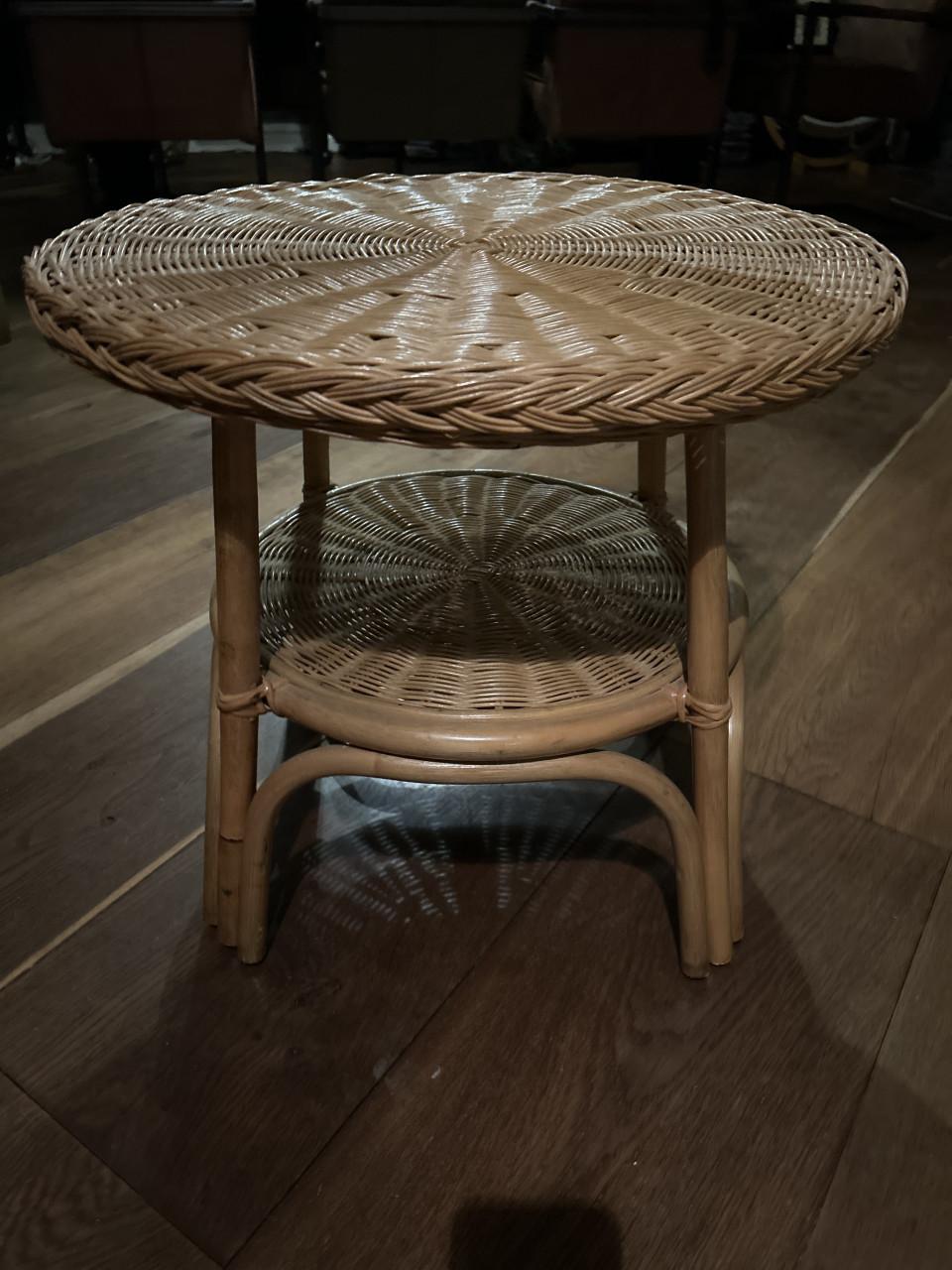 Rieten bijzet tafeltje
