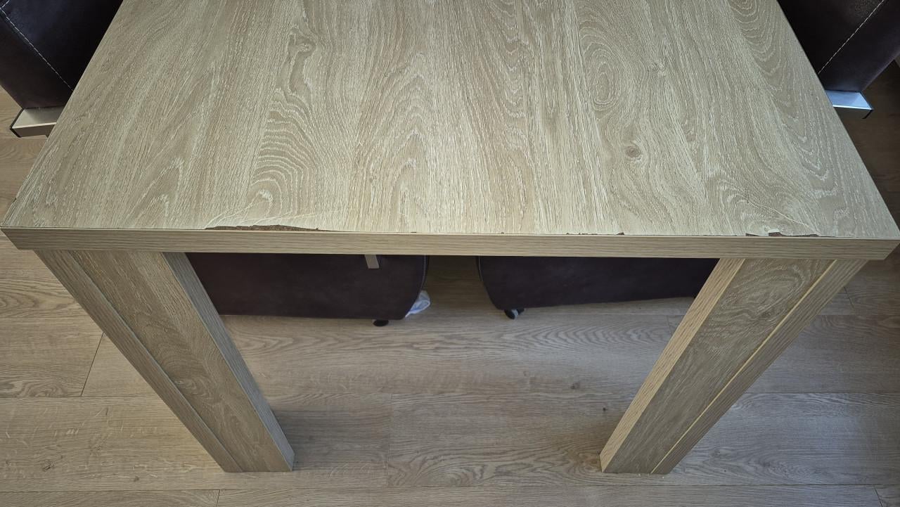 Tafel met stoelen