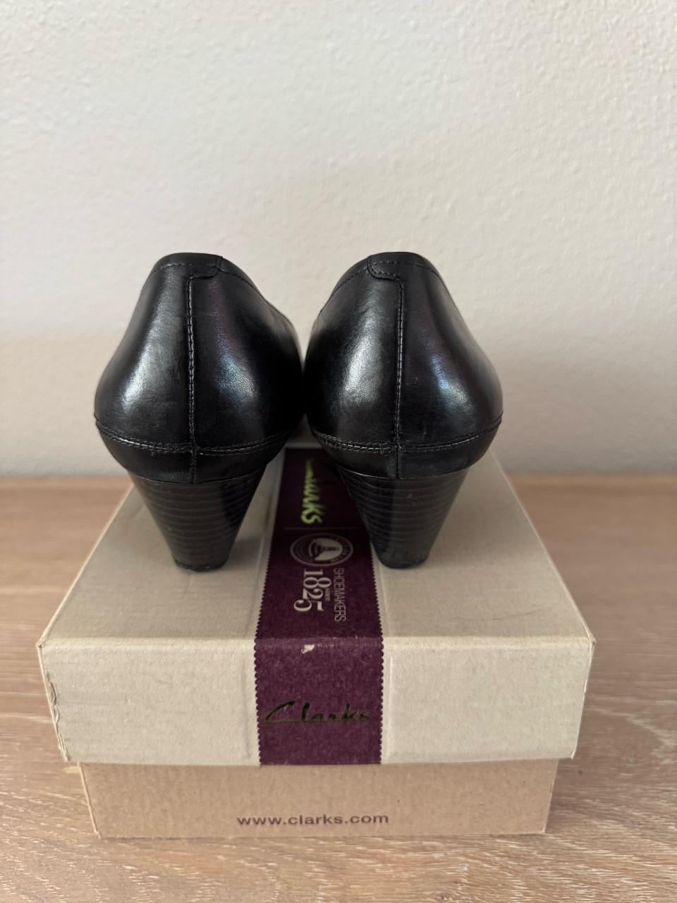Zwarte leren pumps van Clarks in maat 41,5
