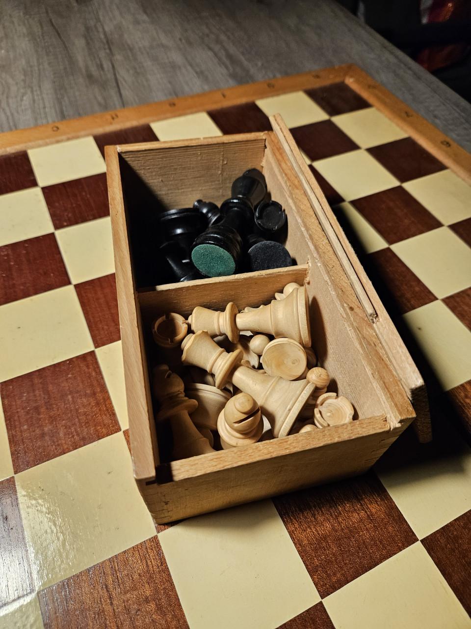 Mooi groot vintage compleet houten schaakspel in nette staat