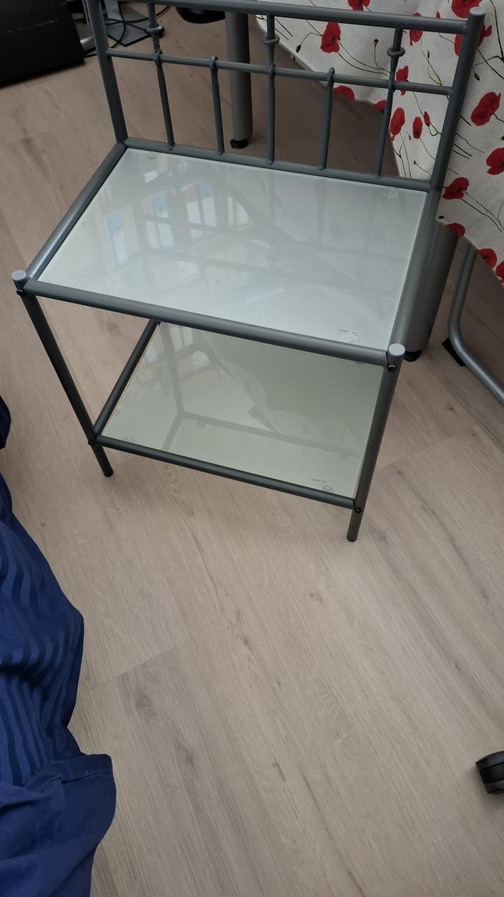 Één persoons ledikant met matras en lattenbodem. Amper gebruikt.