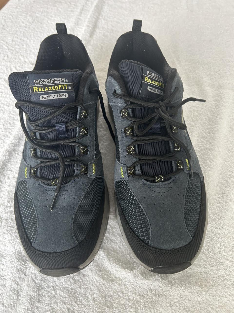 Paar echte sneakers en paar modieuze schoenen