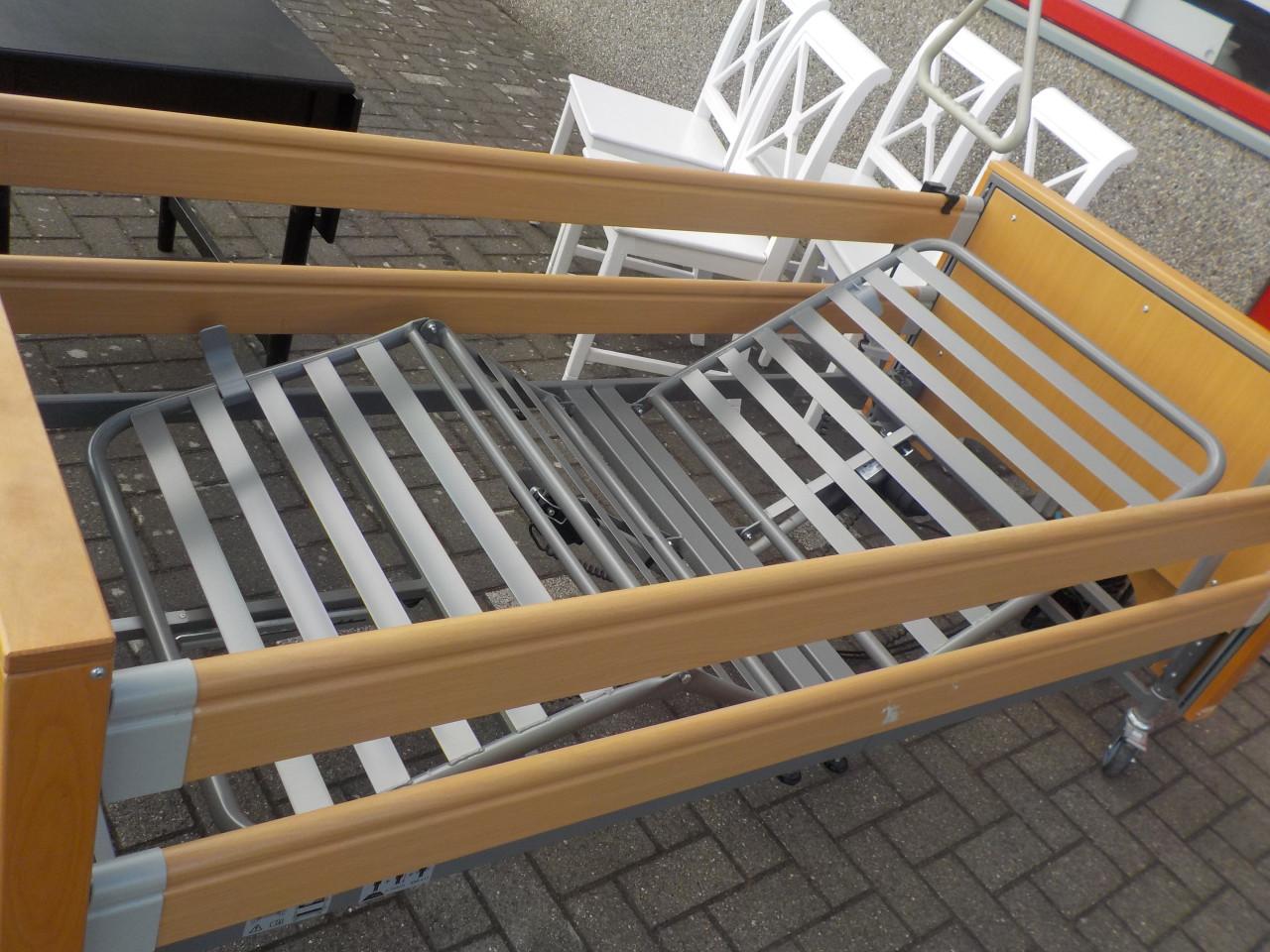 Elektrisch hoog/laag ledikant met pappegaai in zeer goede staat zonder matr