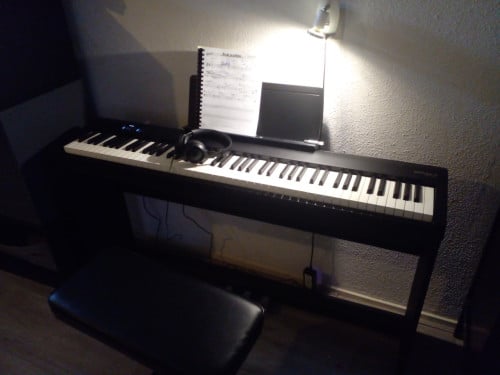 ROLAND FP30X STAGE PIANO, houten onderstel, hoogwaardige pedalen