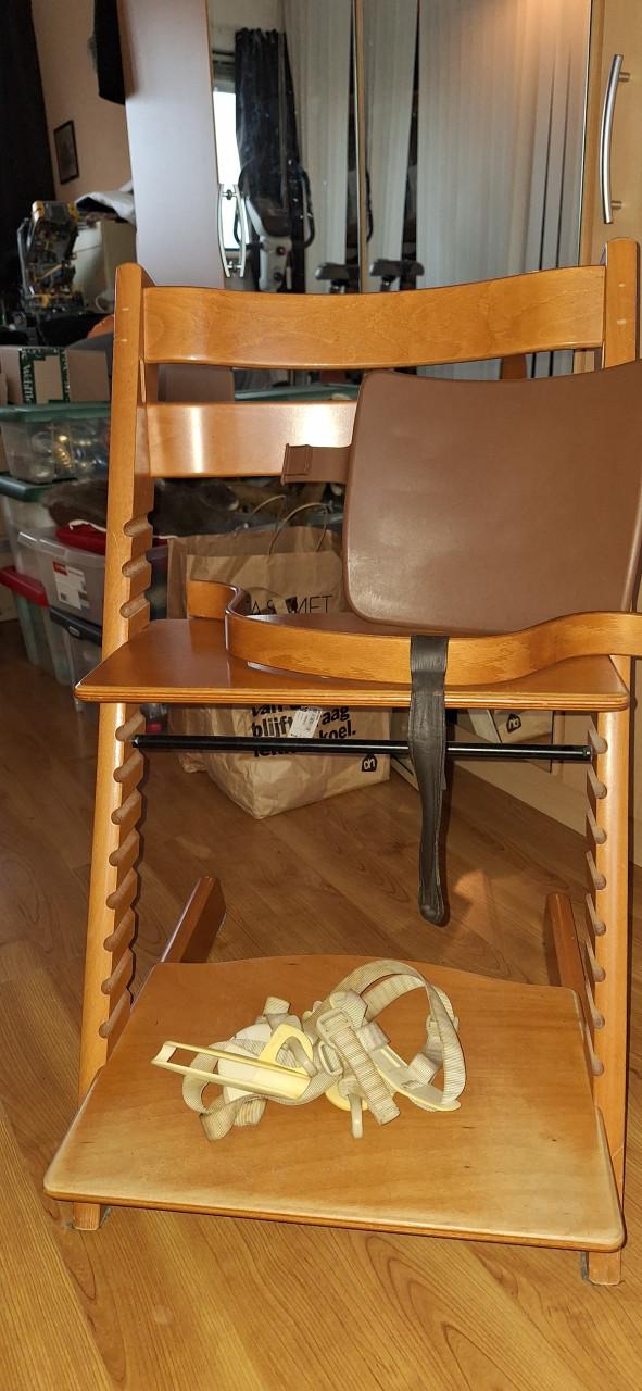 Mooie TrippTrapp kinderstoel van Stokke met beugel en rugsteun