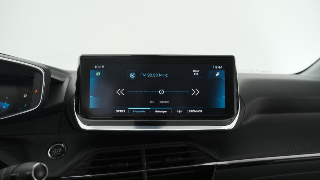 Peugeot 208 puretech 100 eat8 allure | camera | apple carplay | navigatie |