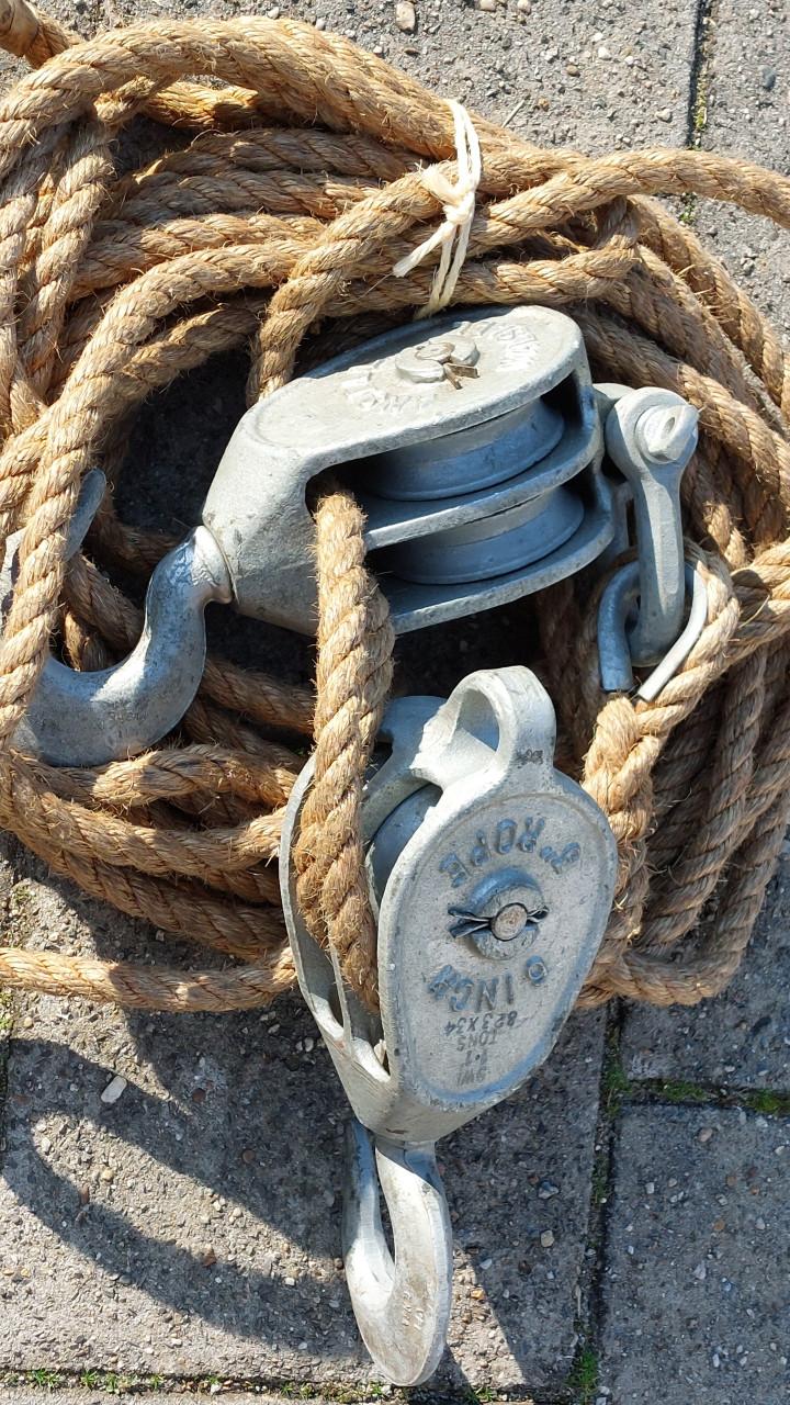 +/- 20 Meter Manilla touw ø 20 mm. + 2 Dubbele Katrollen