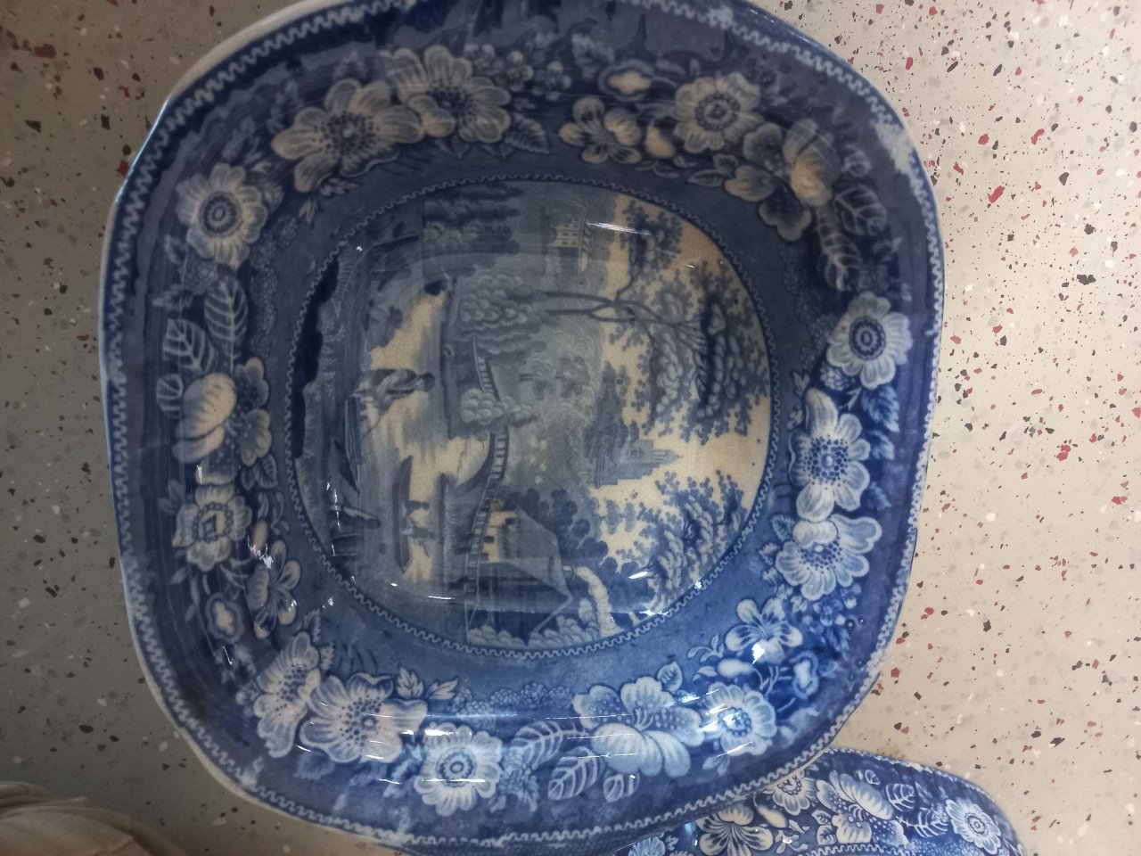 Een prachtig en zeldzaam soepterrine en deksel uit 18e eeuw