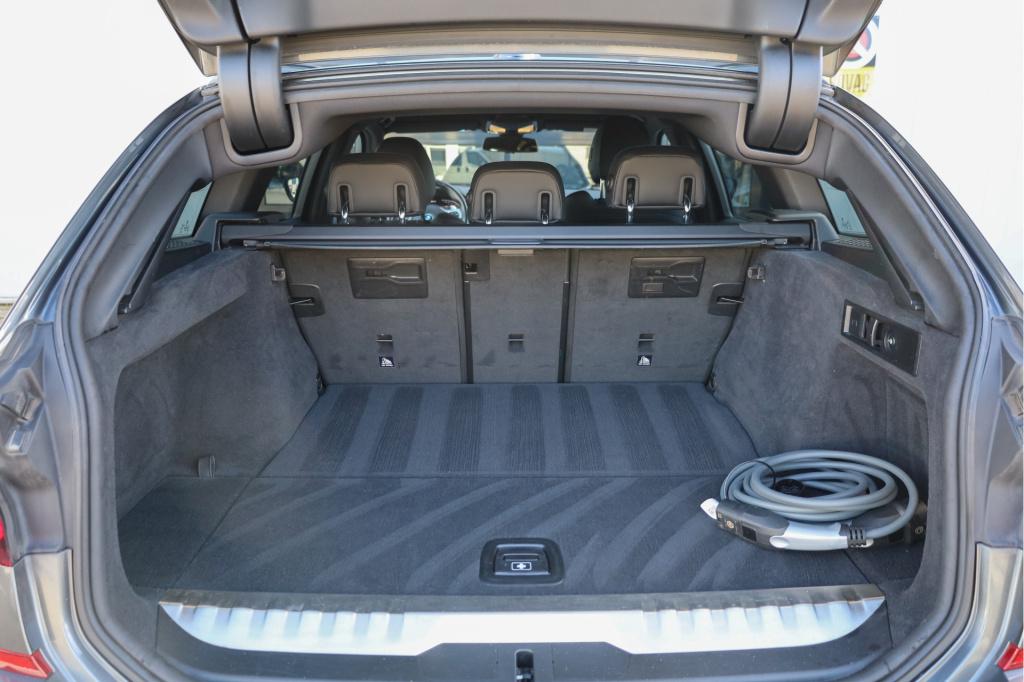 BMW 3-serie touring 330e m sport cam i trekhaak i acc i 292pk