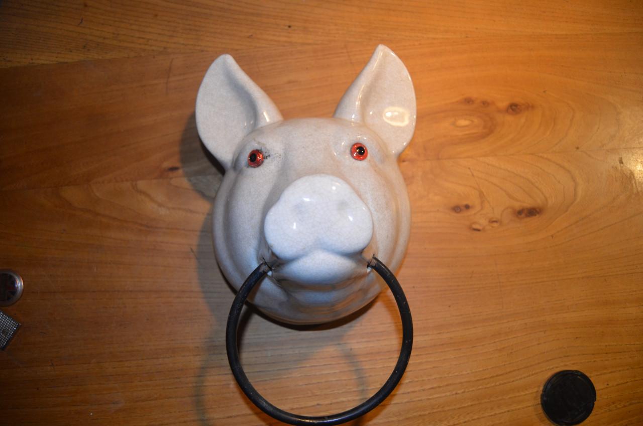 Varken om je doeken op te hangen, keramiek.