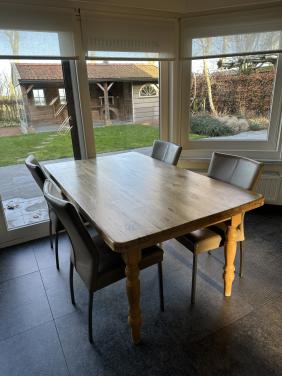 Salontafel, eiken tafel met vier stoelen en vier losse stoelen.