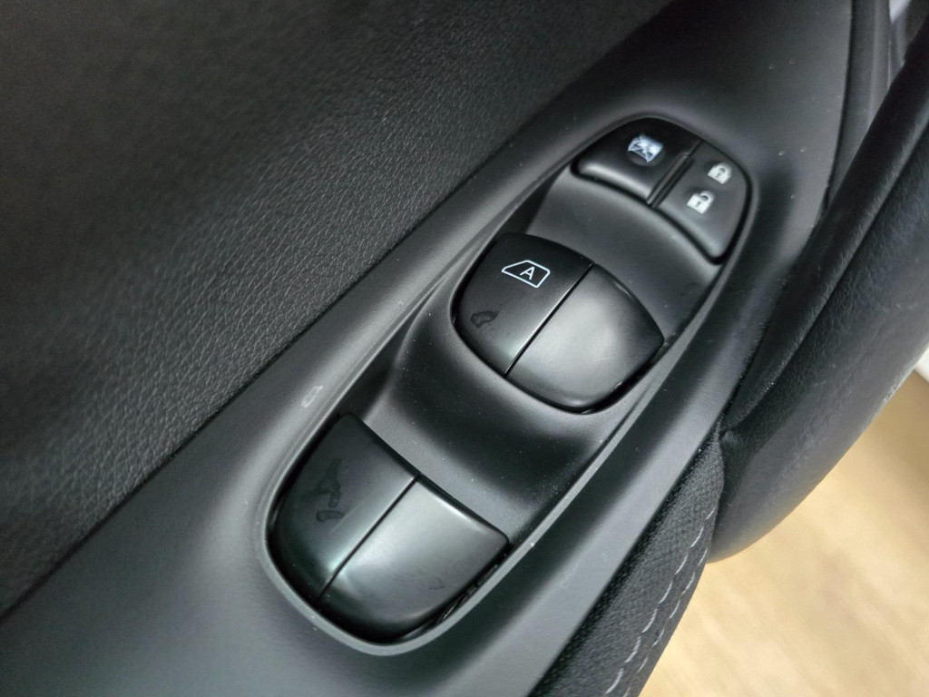 Nissan Qashqai occasion automaat 1.2 connect edition met parkeercamera en p