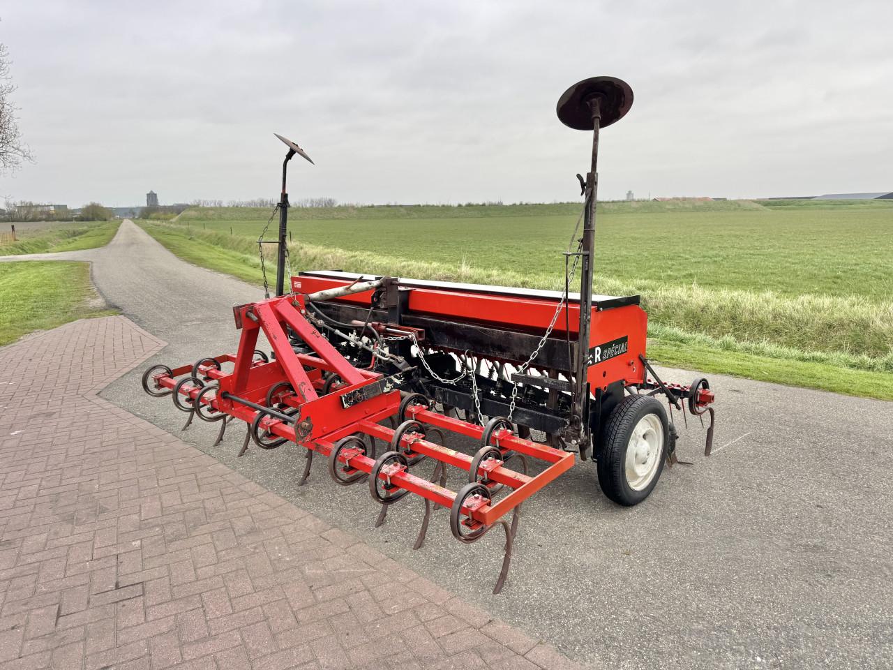 Roger zaaimachine met triltand eg 3 Mtr