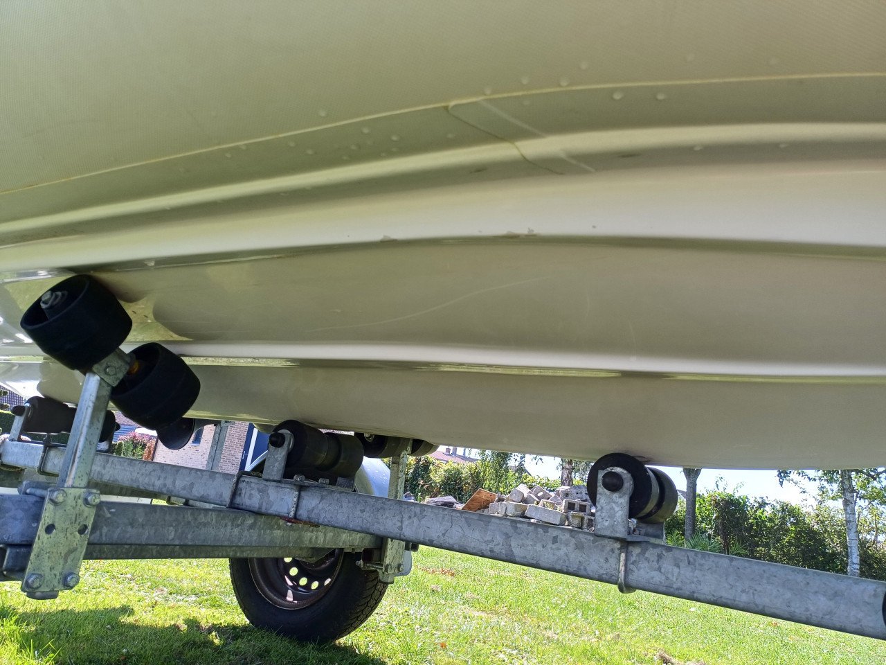 Bootje met motor en trailer