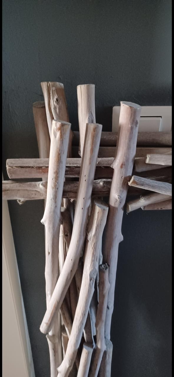 Grote lijst gemaakt van drijfhout